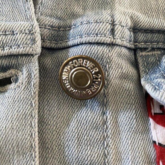 Forever 21 Cincinnati Reds Denim Jacket Girls Size Large Baseball Light Wash - Picture 9 of 12